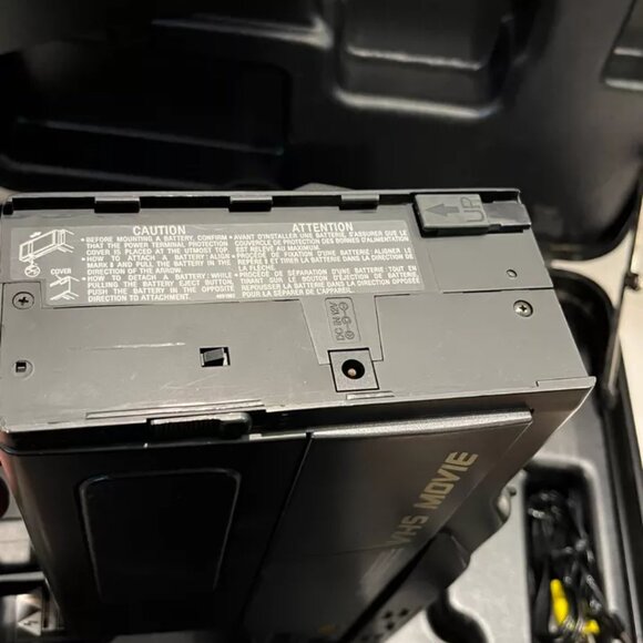 Hitachi Camcorder VHS VM-3000A with Case Charger Cords, Untested - Picture 7 of 11